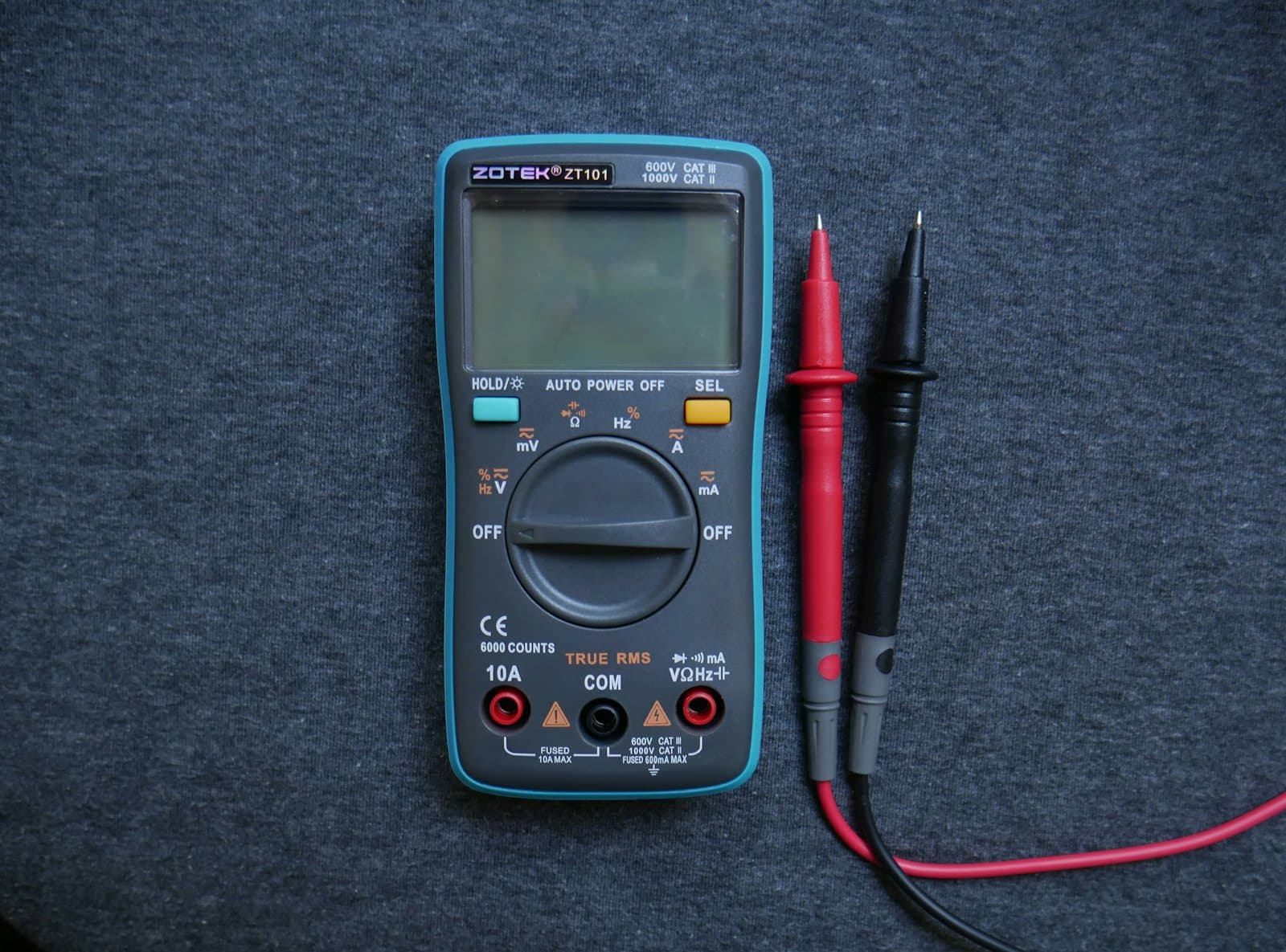 Digitales Messgerät (Multimeter) zur Prüfung elektrischer Betriebsmittel nach DGUV V3